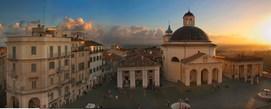 Piazza di Corte e facciata della Collegiata dell'Assunta ad Ariccia