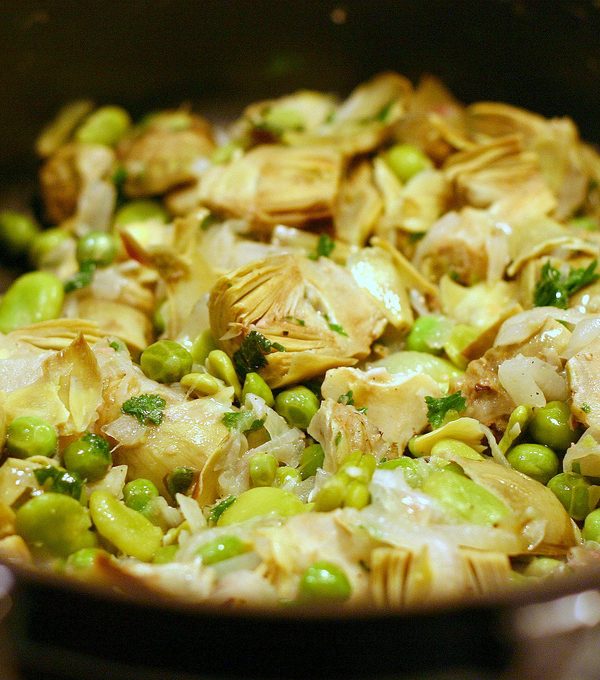 La vignarola: fave, piselli e carciofi. Piatto tipico castellano